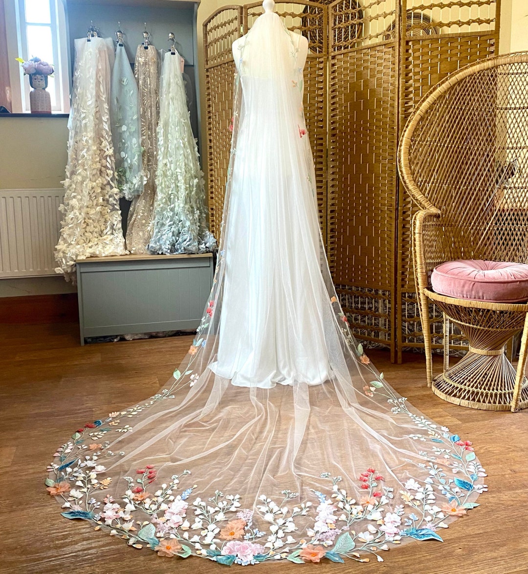BLOSSOM - 繊細な野生の花の刺繍が施されたウェディングベール