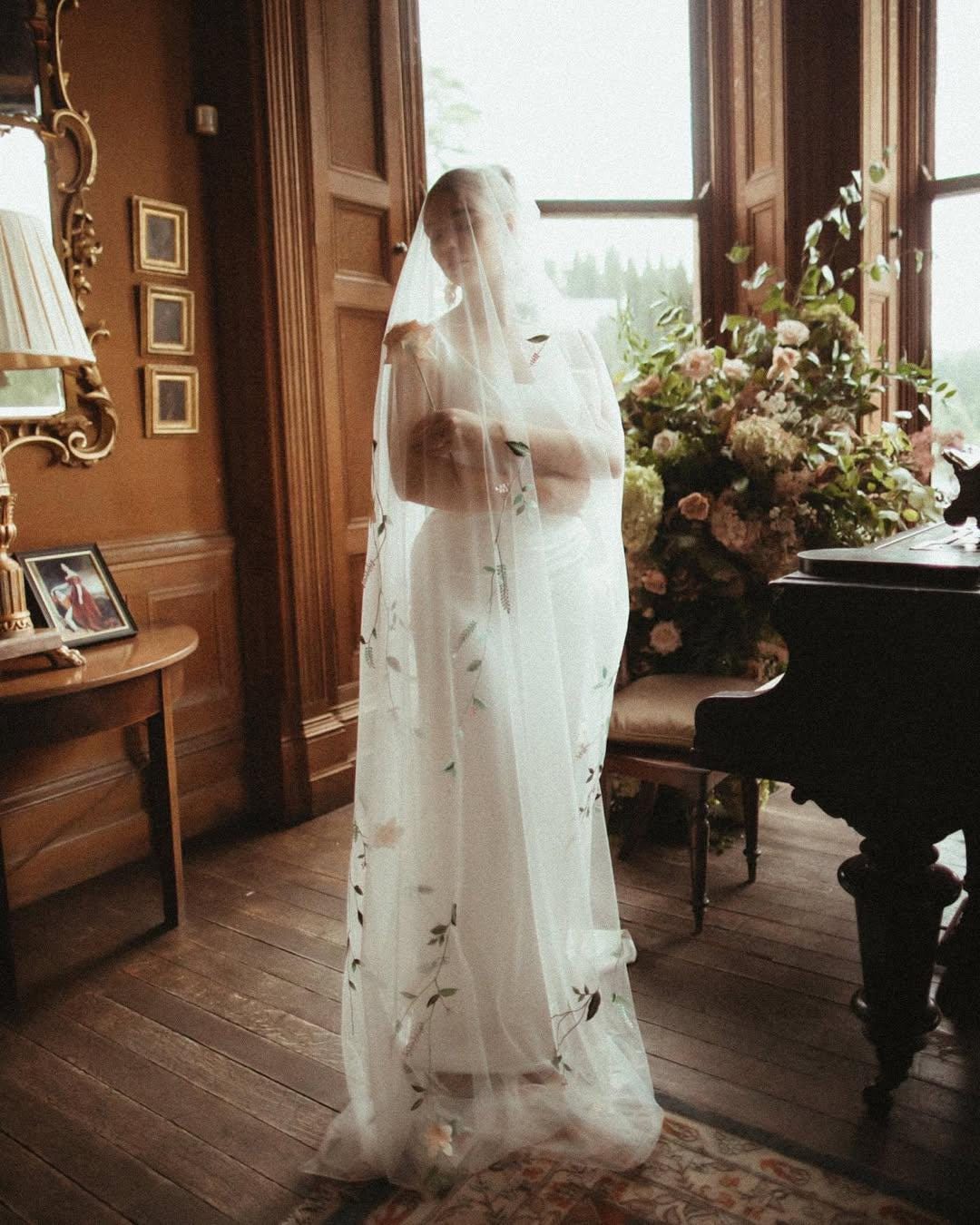 Goddess White Floral Appliqué Bridal Comb Veil Bianco Ivory Single Tier Floral Lace Edge Cathedral Veil S514 main image 3
