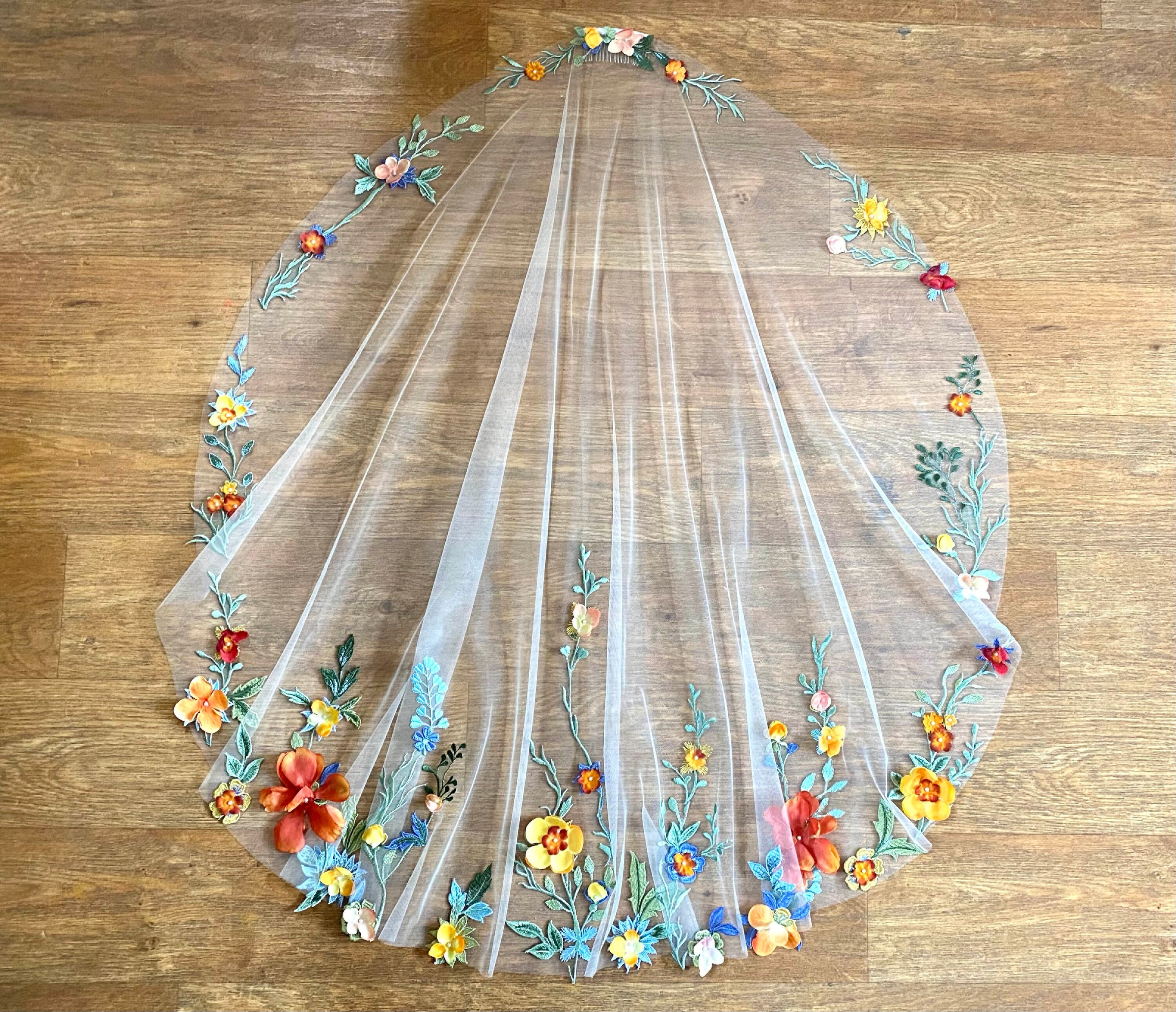 PAPAVER - 色鮮やかな野花刺繍のウェディングベール。花の縁取り