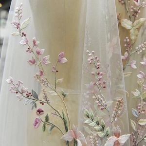 SAKURA - Velo de novia con flores bordadas: Velo con flores silvestres en 3D, colores pastel. Personalizable. imagen 6