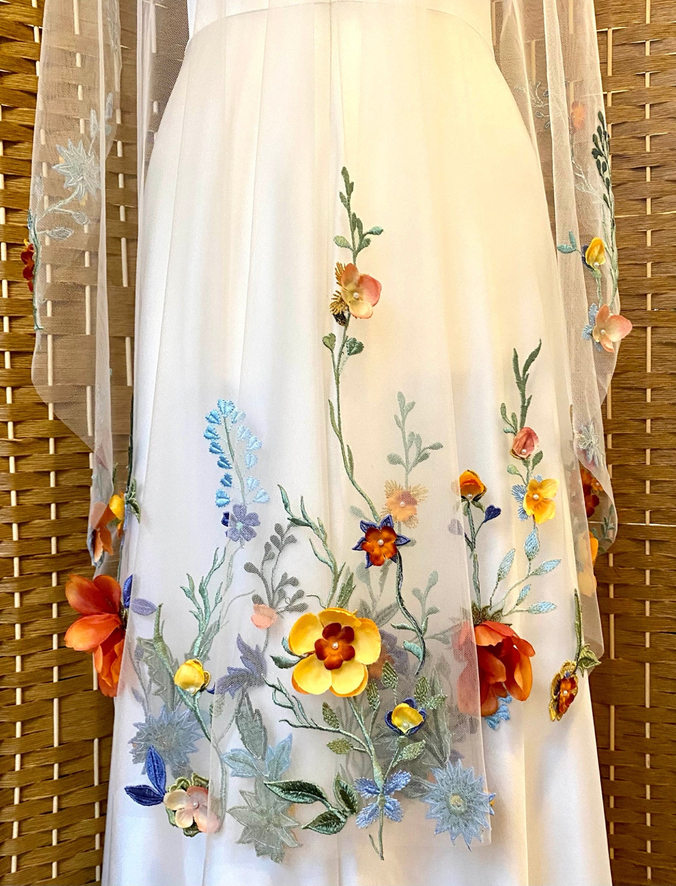 PAPAVER - 色鮮やかな野花刺繍のウェディングベール。花の縁取り