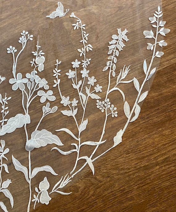 LILY - 刺繍入りワイルドフラワーウェディングベール：繊細な花