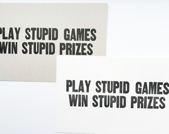 Jouez à des jeux stupides, gagnez des prix stupides Poster typographique | Affiche drôle, affiche typographique, affiche, affiche de citation, affiche imprimée vintage
