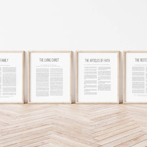 Puede incluir: Cuatro impresiones enmarcadas con fondos blancos y texto negro. Las impresiones se titulan "The Family", "The Living Christ", "The Articles of Faith" y "The Restoration".
