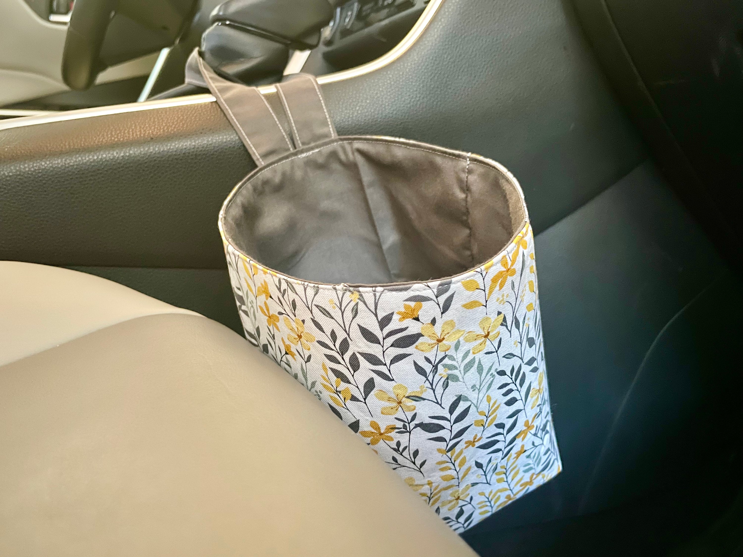 Mini poubelle de voiture, porte-gobelet poubelle pour voiture avec  couvercle, benne à ordures portable avec 90 sacs poubelles pour voiture  chambre de bureau à domicile - noir xq
