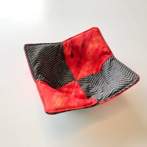 Quilt-Rot und Schwarz Geometrische Mikrowelle Reversible Schüssel Gemütlicher Halter