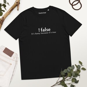 Puede incluir: Camiseta negra con texto blanco que dice "!false It's funny because it's true".