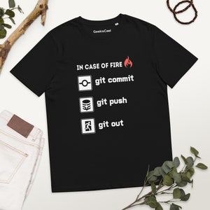 Może przedstawiać: Czarny T-shirt z białym tekstem, który brzmi "IN CASE OF FIRE" z czerwoną ikoną płomienia. Pod tekstem znajdują się trzy ikony z białym tekstem, który brzmi "git commit", "git push" i "git out".