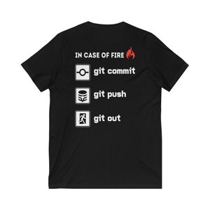 Puede incluir: Camiseta negra con texto blanco que dice "IN CASE OF FIRE" con un icono de llama roja. Debajo del texto hay tres iconos con texto blanco que dice "git commit", "git push" y "git out".