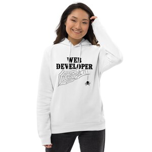 Op de afbeelding: Witte hoodie met een zwart spinnenweb en de tekst "WEB DEVELOPER" bedrukt op de voorkant.
