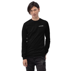 Peut inclure: Un t-shirt à manches longues noir avec un graphique blanc de l'évolution de l'homme, se terminant par une personne tenant un smartphone.