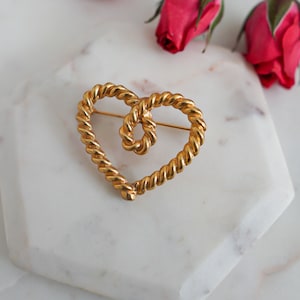 Vintage 80s Gold Heart Brooch: Elegant Twist Costume Jewelry