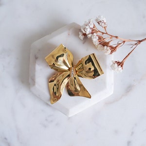 Vintage 1980s Gold Schleifen Brosche, Statement Pin mit Strasssteinen, Kokette Stil Schmuck