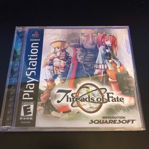 Könnte beinhalten: PlayStation-Spielhülle für "Threads of Fate". Das Cover zeigt zwei Charaktere im Anime-Stil, einer mit gelben Haaren und der andere mit roten Zöpfen. Der Titel des Spiels ist in einer stilisierten Schriftart, und die ESRB-Bewertung ist sichtbar.