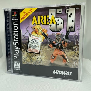 Può includere: Una custodia per giochi PlayStation per Area 51, un gioco per adulti di Midway. La custodia presenta un'immagine in bianco e nero di un soldato che tiene due armi davanti a una recinzione di rete metallica con un cartello di avvertimento che recita "WARNING MILITARY INSTALLATION USE OF DEADLY FORCE AUTHORIZED".