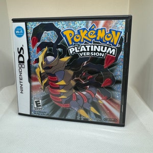 Pode incluir: Uma caixa de jogo Nintendo DS para Pokemon Versão Platina. A caixa é preta com um logotipo Nintendo DS prateado. A frente da caixa apresenta uma imagem colorida de um personagem Pokemon com um esquema de cores vermelho, preto e amarelo. O texto "Pokemon Versão Platina" está impresso em branco sobre um fundo preto.
