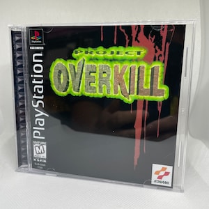 Può includere: Una custodia per giochi PlayStation con sfondo nero e un titolo rosso e verde che recita "PROJECT OVERKILL". Il gioco è classificato M per Mature dall'ESRB ed è pubblicato da Konami.