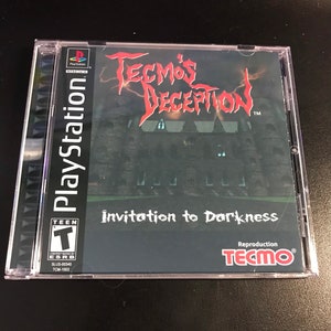 Puede incluir: Caja de juego de PlayStation para Tecmo's Deception: Invitation to Darkness. La caja es negra con un logotipo y texto rojo y blanco. El juego está clasificado como Teen por la ESRB.