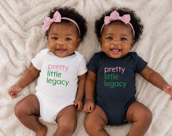 Body Pretty Little Legacy / Body de bebé Sorority Legacy, rosa con letras