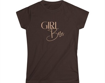Camiseta con diseño de "Girl Boss" / Tipografía femenina, letras en oro rosa y negro.