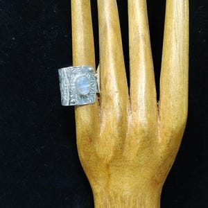 Anel de Prata de Lei 925 com Aro Largo – Pedra da Lua Retangular, Design Floral Gravado (5,1 Gramas)