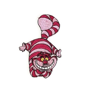 Op de afbeelding: Een roze en rood gestreepte Cheshire Cat uit Alice in Wonderland met een brede grijns en een gekrulde staart.