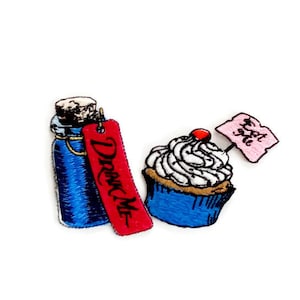Peut inclure: Écussons brodés inspirés d'Alice au pays des merveilles. Comprend une bouteille bleue avec une étiquette "Drink Me" et un cupcake avec une cerise et un panneau "Eat Me". Fond blanc.