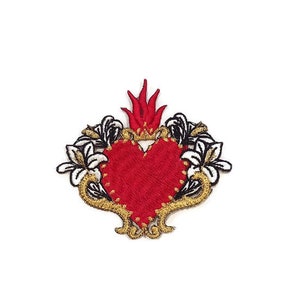 Può includere: Toppa ricamata da stirare con un cuore rosso con una corona dorata e fiamme, circondata da fiori bianchi e volute dorate.