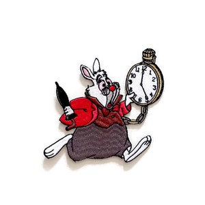 Op de afbeelding: Wit konijn met een rood vest en een zakhorloge, rennen met een fles in zijn hand. Het horloge heeft Romeinse cijfers en een gouden ketting.