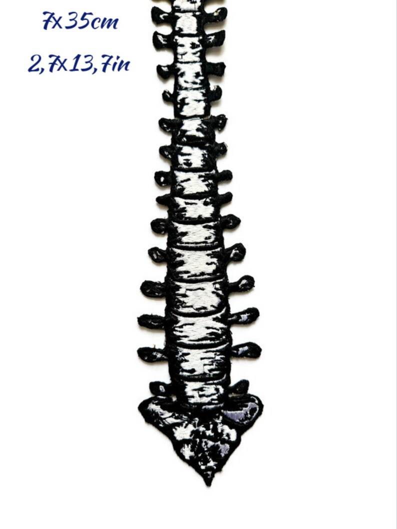 May include: Embroidered spine patch in black and white, approximately 7 x 35 cm. The patch depicts a detailed spinal column, with each vertebra clearly defined. Perfect for customising garments or bags with a unique, anatomical design.