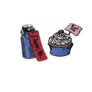 Può includere: Due toppe ricamate da stirare, una di una bottiglia blu con un'etichetta rossa che dice "Drink Me" e l'altra di un cupcake con una bandiera rosa che dice "Eat Me".