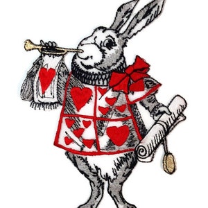 Puede incluir: Parche bordado del Conejo Blanco de Alicia en el País de las Maravillas. Lleva un traje rojo y blanco con corazones y sostiene una trompeta y un rollo.