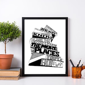 Peut inclure: Illustration en noir et blanc d'une pile de livres avec le texte "Plus vous lisez, plus vous en savez. Plus vous apprenez, plus vous irez d'endroits !"
