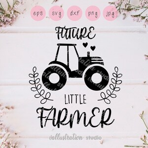 Peut inclure: Conception graphique en noir et blanc représentant un tracteur avec le texte "future little farmer" et une couronne de chaque côté du tracteur.