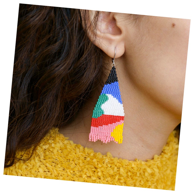 Puede incluir: Un par de pendientes de cuentas de colores con un dise&ntilde;o geom&eacute;trico. Los pendientes tienen forma de l&aacute;grima y presentan una variedad de colores, incluyendo negro, blanco, rojo, verde, azul, amarillo y rosa.