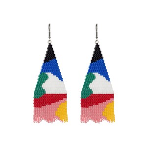 Puede incluir: Un par de aretes largos y coloridos con cuentas, con un dise&ntilde;o geom&eacute;trico. Los aretes est&aacute;n hechos de peque&ntilde;as cuentas de colores en tonos de negro, azul, verde, blanco, rojo, rosa y amarillo. Los aretes tienen forma de tri&aacute;ngulo y tienen una franja en la parte inferior.