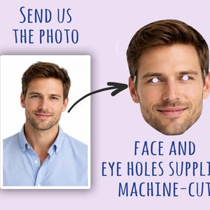 Puede incluir: La imagen muestra la cara de un hombre con agujeros para los ojos y una foto del mismo hombre. El texto en la imagen dice "SEND US THE PHOTO" y "FACE AND EYE HOLES SUPPLIED MACHINE-CUT". El fondo es de color lila claro.