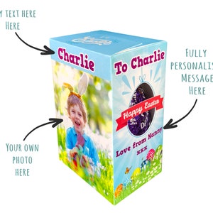 Può includere: Una scatola regalo di Pasqua personalizzata blu e bianca con una foto di un bambino con le orecchie di coniglio. La scatola ha un messaggio che dice "A Charlie" e "Buona Pasqua".