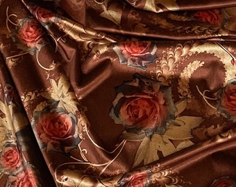 Könnte beinhalten: Brauner Samtstoff mit einem goldenen und roten Blumenmuster. Der Stoff zeigt ein sich wiederholendes Muster aus Rosen und Blättern.
