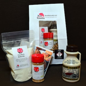 Frühstück mit Liebe Pfannkuchen & Muffin Kit mit SeasonInn Love Joanie, 100% reinem New Yorker Ahornsirup, Artisan Geschenkset enthält Rezepte.