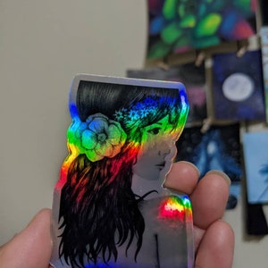 Pegatina/calcomanía holográfica de carbón de leña de 2,2x3 pulgadas. Chica con cabello floral