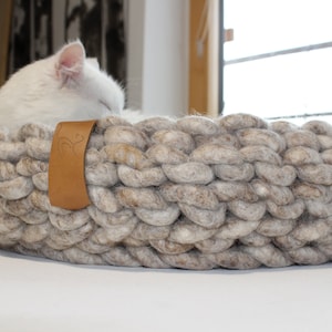 Design cat basket / cat bed made of sheep&#39;s wool mesh, high-quality felted design, 100% natural | robust, comfortable | Natural gray brown