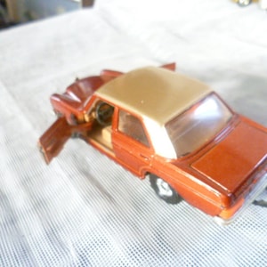 Gorgi Merzedes-Benz 240D W 123 in brown metallic roof gold metallic made in GB special edition from the showcase