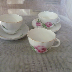 Meissen mixed lot (1947-1973) Meissen demitasse teacup and saucer with hand-painted rose decoration and a jacob-gilt border.