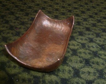 Albert Gustav Bunge (1863 - 1967) Bauhaus copper bowl, Brutalism, 1930, hand-hammered, raised corners. Shipping 5 Euros!