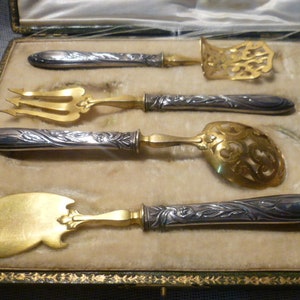 Four-piece serving cutlery, France Dijon1890-1910 for fine pastries in 800 silver, Art Nouveau period. Fine ornaments of the1890 Liliendokor