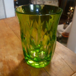 Verre en cristal vert WMF, étiquette riche décor taillé d&#39;époque Art Déco vers 1960