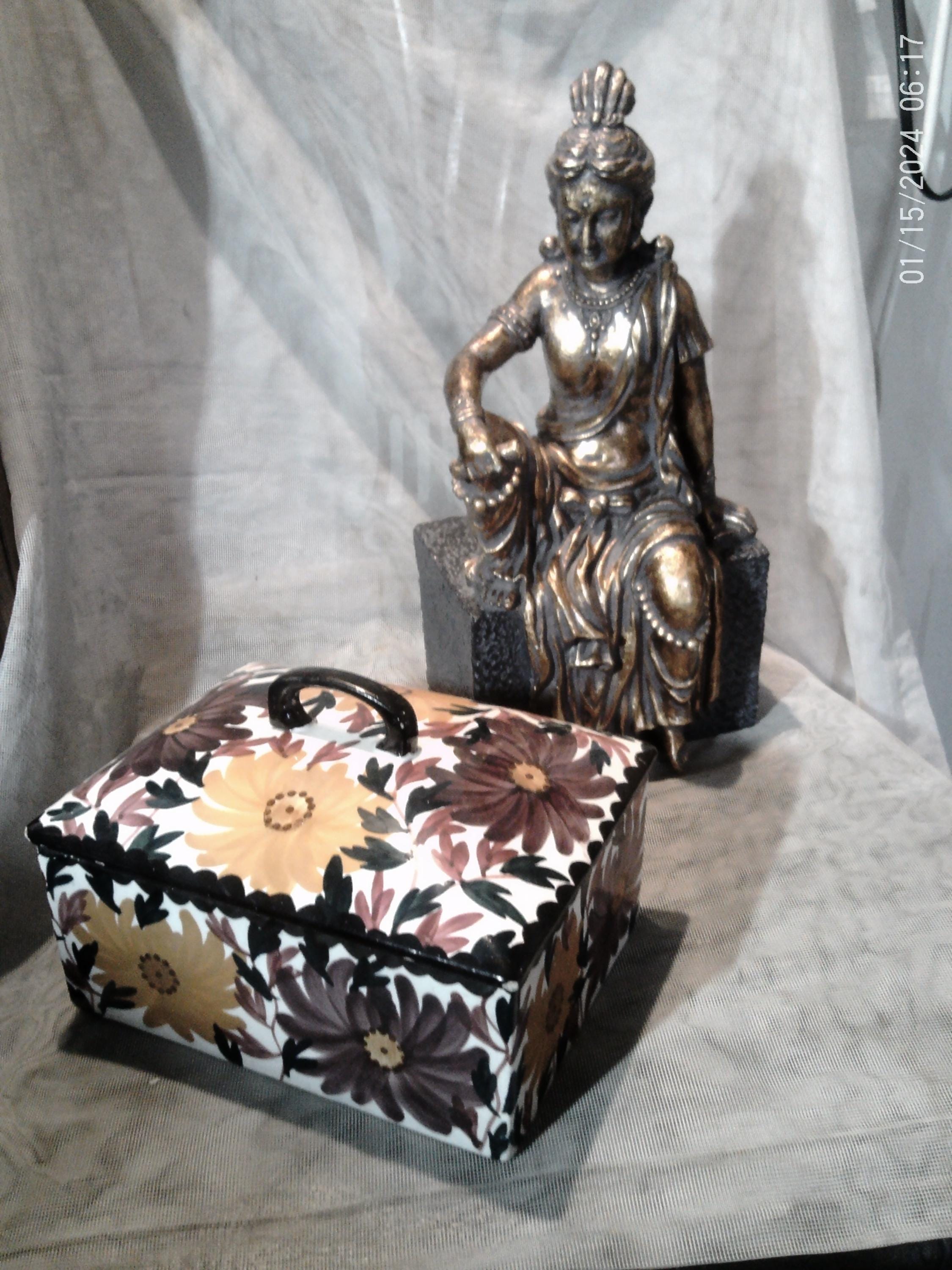 Eva Zeisel Schramberg Lid Biscuit Tin Daisy Decoration Around 1930