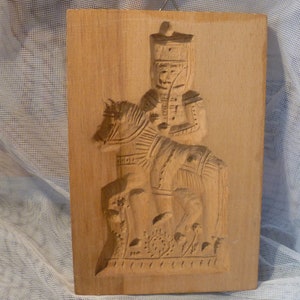 Figure Modello Corsari Modello Cavaliere Tavola di quercia intagliata molto finemente e in dettaglio intorno al 1960 Dimensioni: 13,5 cm x 20 cm Spessore 2 cm