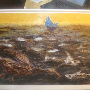 Könnte beinhalten: Ein gerahmtes Ölgemälde mit einer texturierten, dunkelbraunen Landschaft und einer markanten Vogelfigur im Vordergrund. Die Szene zeigt verstreute weiße Formen auf dem Boden und eine einzelne blaue dreieckige Form vor einem gelben Himmel.